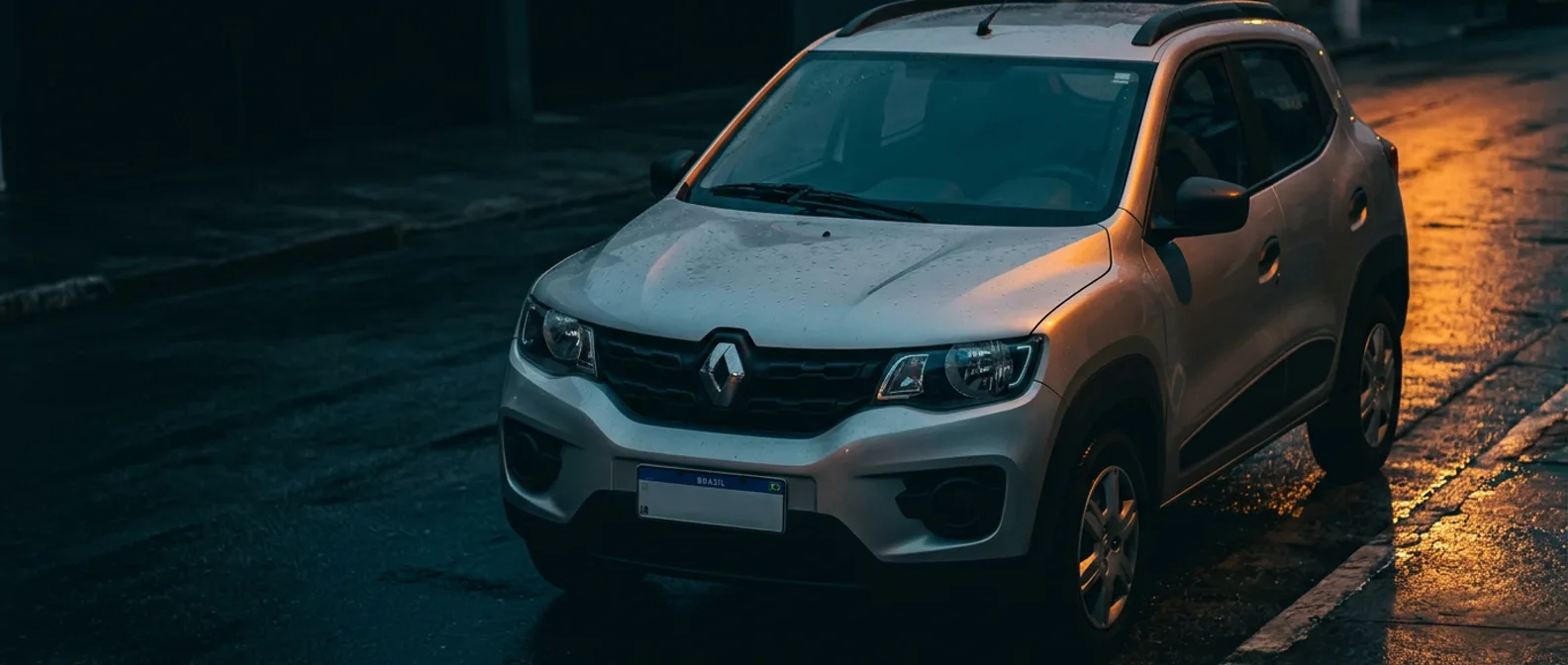 Hatch prata em asfalto molhado ao entardecer, para-brisa recém-limpo: aplicação típica da Linha Universal Ferro